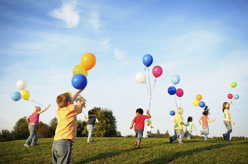 children playing with balloons 800